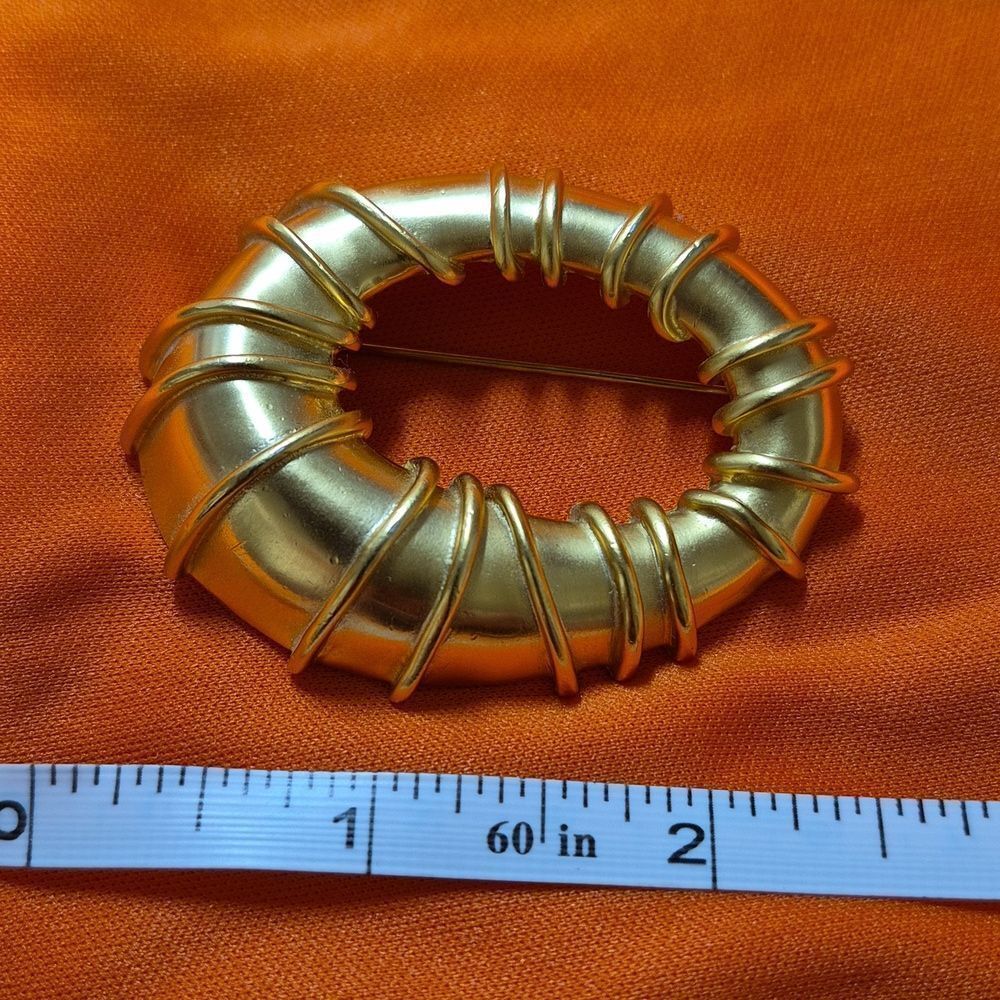Gold Tone Circular Shape Retro Style Broach Pin - Picture 4 of 4